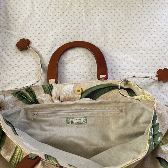 Matching big and little Tommy Bahama bags. - Picture 3 of 5